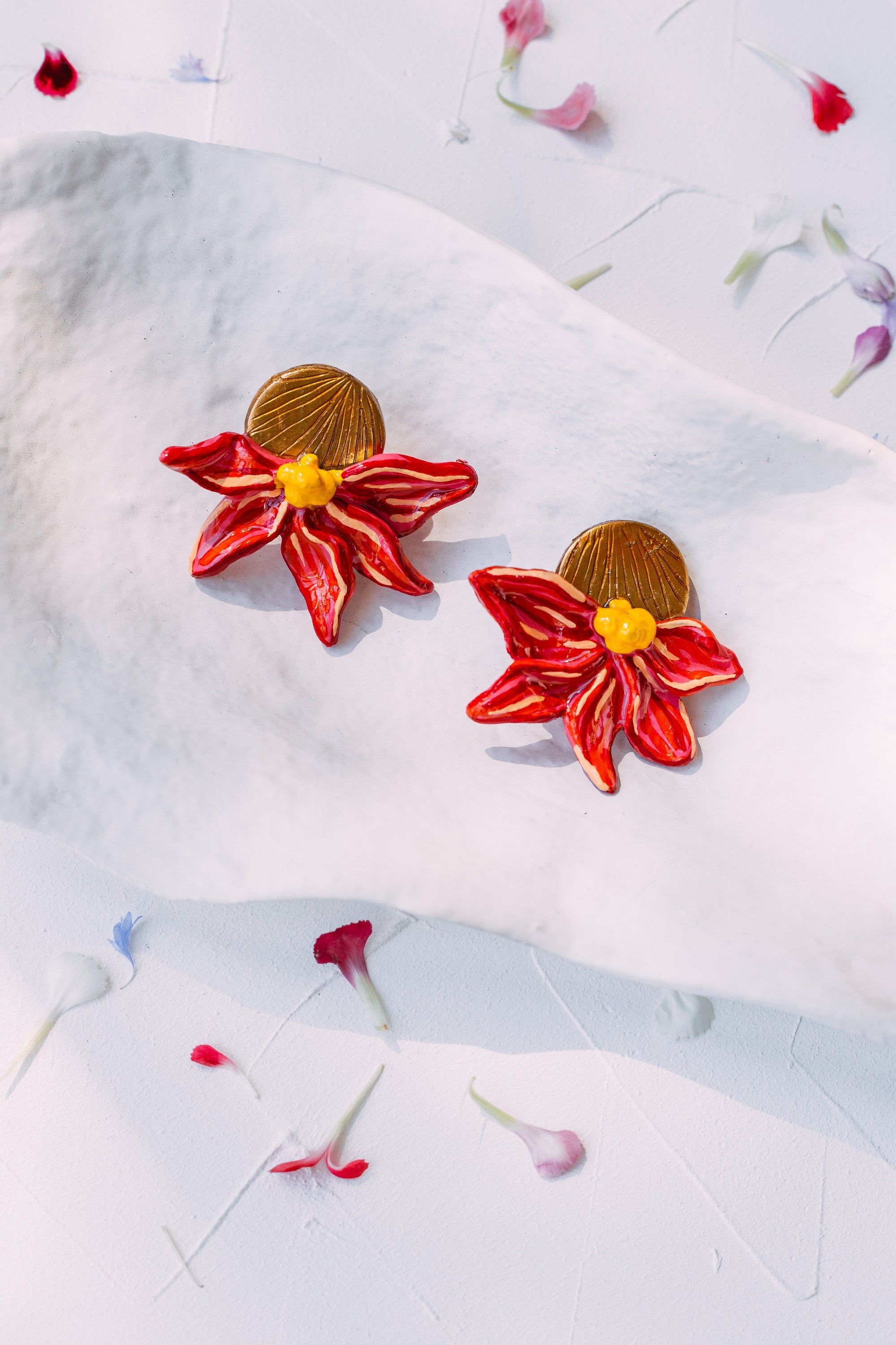 SUNRAY - Bronze and Flower Detailed Earring