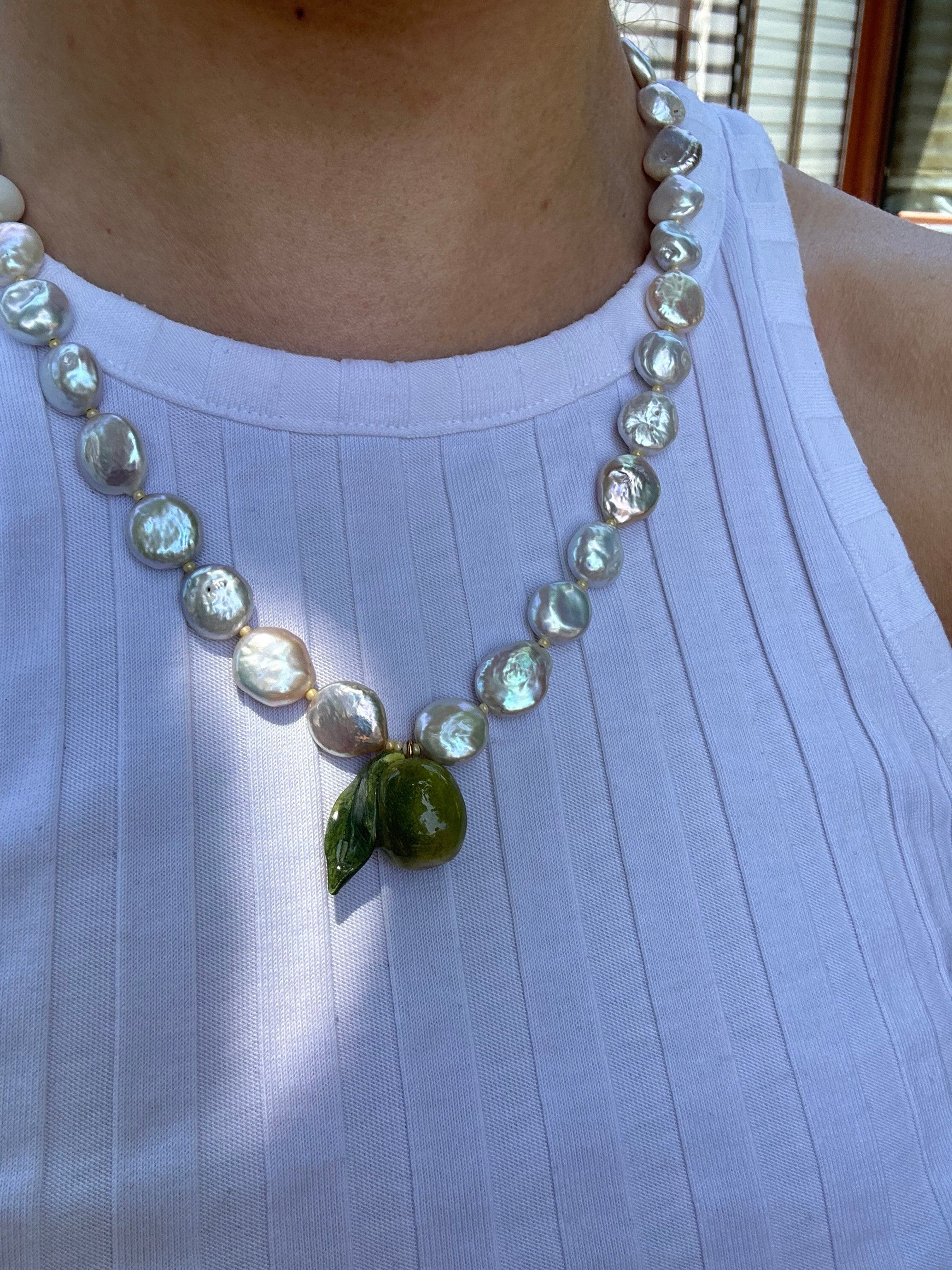 OLIVE GARDEN - Olive Pendant Pearl Necklace