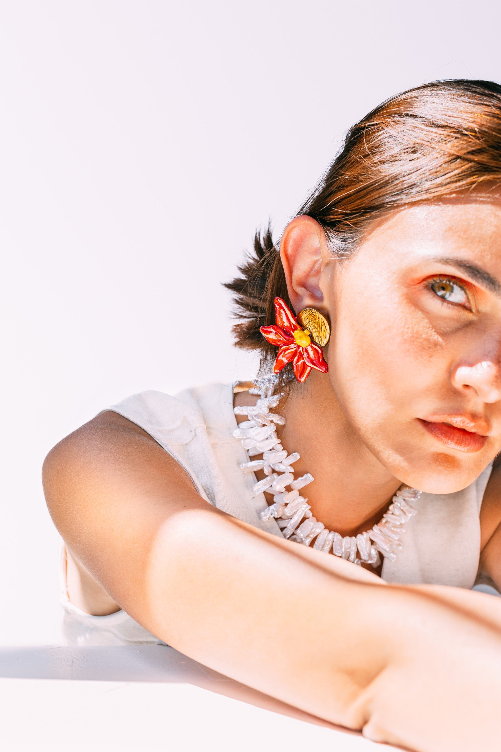 SUNRAY - Bronze and Flower Detailed Earring