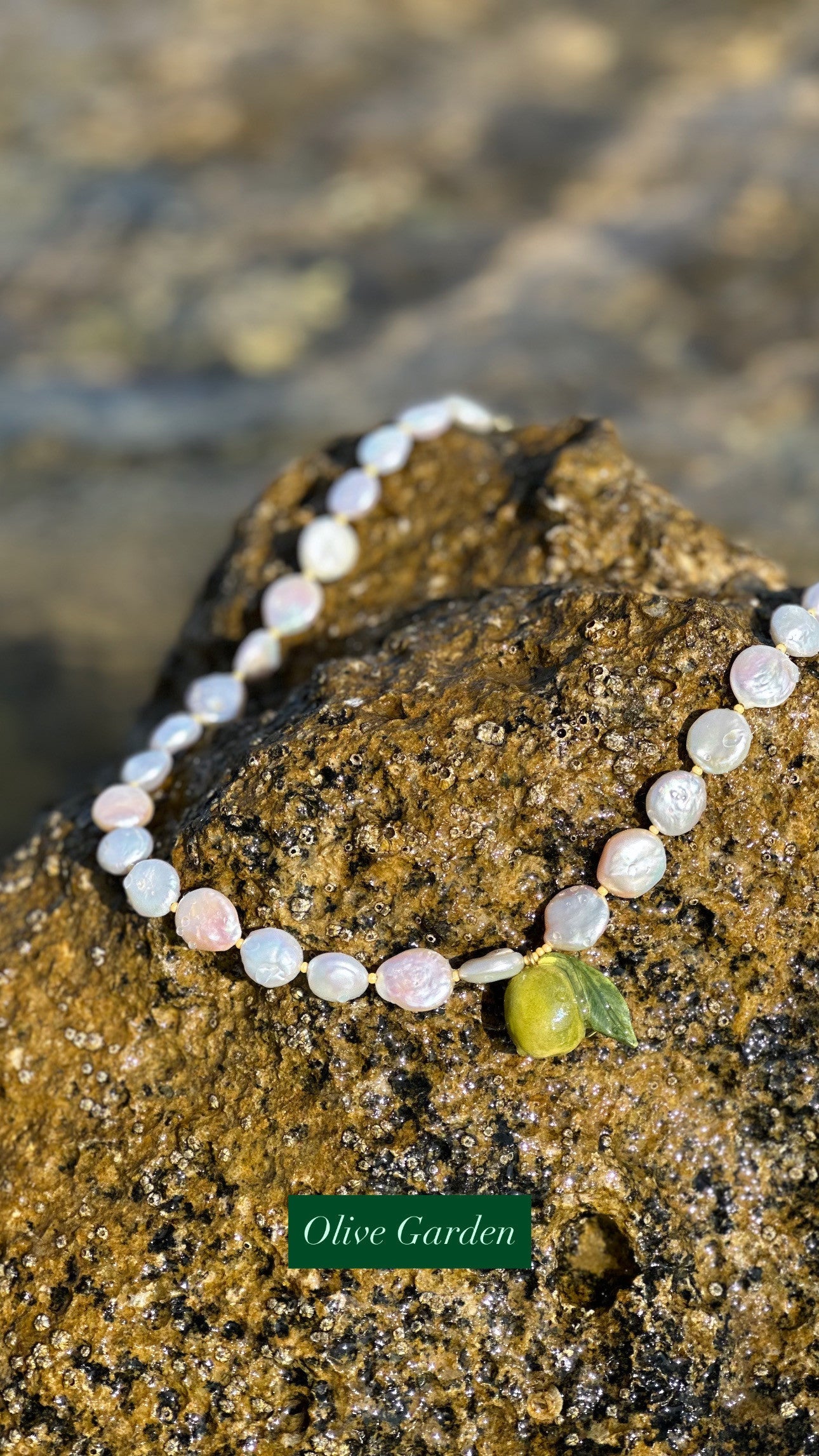 OLIVE GARDEN - Olive Pendant Pearl Necklace