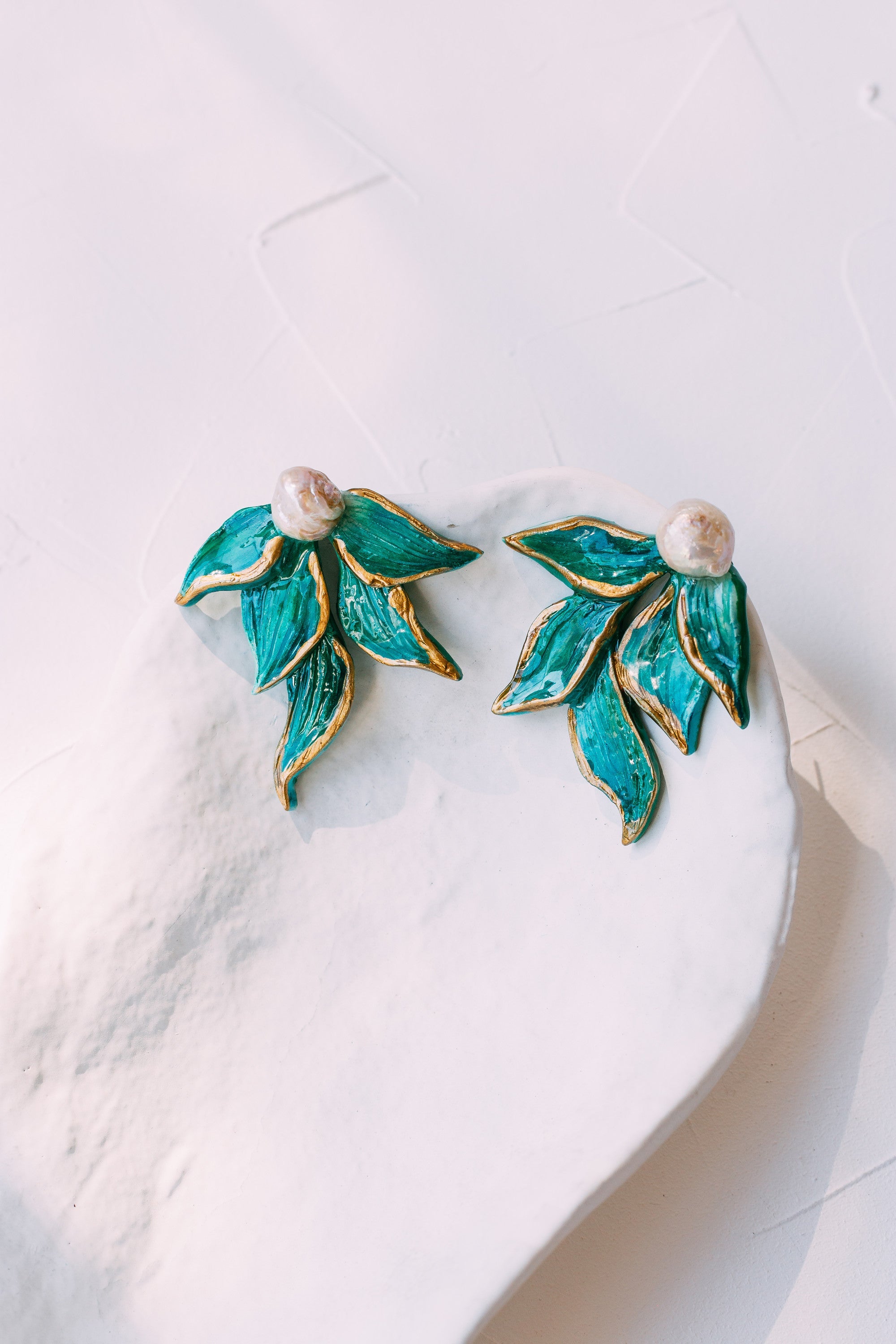 THALIA - Leaf and Pearl Detailed Earring